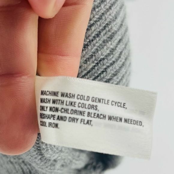 GAP Sweater Womens Medium Gray Knit Classic Wool Blend Soft Basic Neutral Preppy - Picture 4 of 8